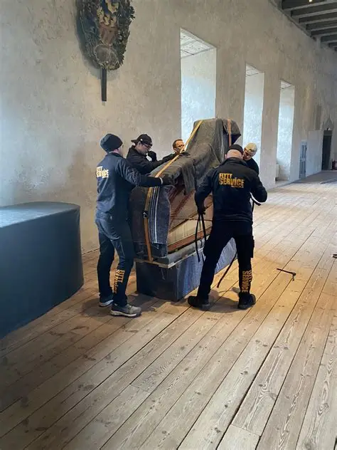 Flyttservice Kalmar Län AB flyttar en flygel i slottsmiljö